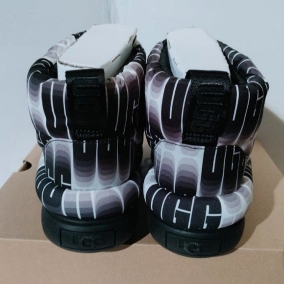UGG Classic Maxi Wavelength.5 Mini Boots Women's 6. New with box. Black, white c - Picture 6 of 9